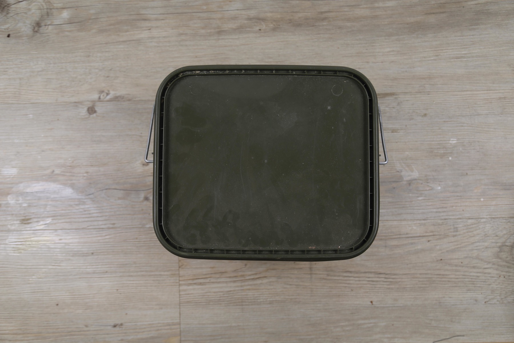 8. Place the lid on and leave to stand in a warm place for a few days.
